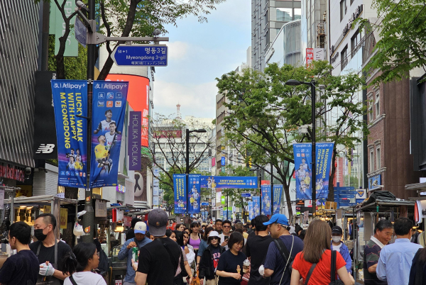 股民钱包 逛逛春熙路、坐坐锦江船：“五一”入境游客用家乡钱包游四川消费增长2.85倍丨新经济观察