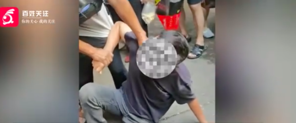 安联 男子用假币被周围群众围住送派出所 派出所：案子正在办 有群众指