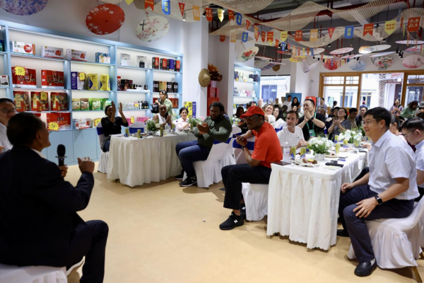 掌上世界 临沧坚果：产业富农生动案例吸引外媒关注